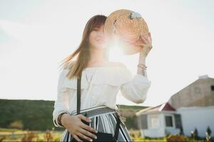 jovem lindo à moda mulher, Primavera verão moda tendência, boho estilo foto