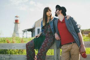 romântico jovem hipster casal indie estilo dentro amor caminhando dentro campo foto