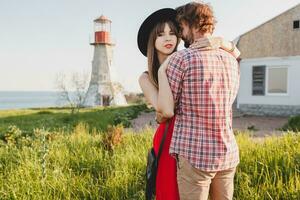 abraçando jovem à moda casal dentro amor dentro campo foto