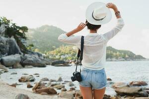 jovem lindo hipster mulher em verão período de férias foto