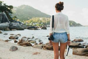 jovem lindo hipster mulher em verão período de férias foto