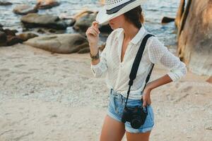 jovem lindo hipster mulher em verão período de férias foto