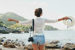 jovem lindo hipster mulher em verão período de férias foto