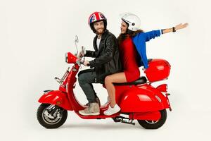 jovem atraente casal equitação a elétrico moto lambreta feliz tendo Diversão juntos foto