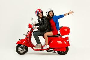 jovem atraente casal equitação a elétrico moto lambreta feliz tendo Diversão juntos foto