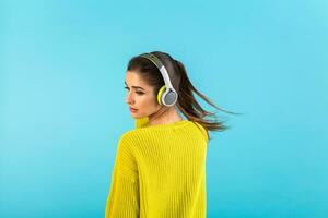 à moda jovem mulher segurando ouvindo para música dentro fones de ouvido foto