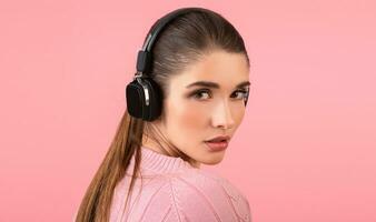 jovem mulher ouvindo para música dentro fones de ouvido foto