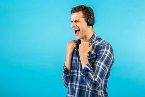 à moda jovem homem ouvindo para música em sem fio fones de ouvido foto