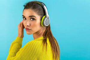 à moda jovem mulher segurando ouvindo para música dentro fones de ouvido foto