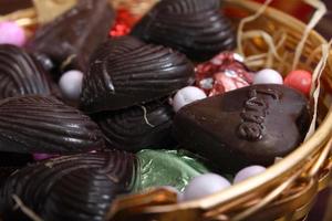 chocolates caseiros em uma cesta foto
