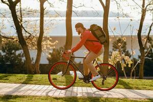 bonito barbudo homem viajando com bicicleta dentro manhã foto