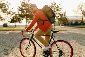 bonito barbudo homem viajando com bicicleta dentro manhã foto