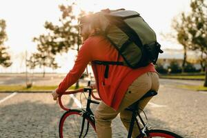 bonito barbudo homem viajando com bicicleta dentro manhã foto