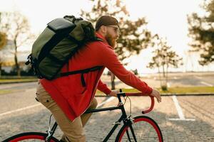 bonito barbudo homem viajando com bicicleta dentro manhã foto