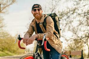 bonito barbudo homem viajando com bicicleta dentro manhã foto