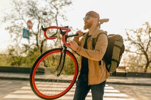 bonito barbudo homem viajando com bicicleta dentro manhã foto