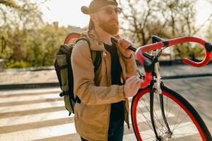 bonito barbudo homem viajando com bicicleta dentro manhã foto