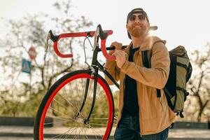 bonito barbudo homem viajando com bicicleta dentro manhã foto