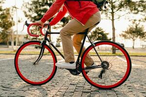 bonito barbudo homem viajando com bicicleta dentro manhã foto