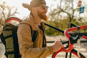 bonito barbudo homem viajando com bicicleta dentro manhã foto