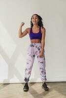 atraente Preto africano americano mulher posando dentro à moda hipster equipamento em branco fundo foto