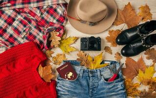 plano deitar do mulher estilo e acessórios, outono moda tendência, Visão a partir de acima, viajante equipamento foto