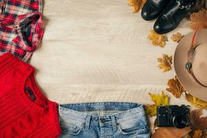 plano deitar do mulher estilo e acessórios, outono moda tendência, Visão a partir de acima, viajante equipamento foto