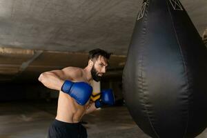 atraente hansome homem sem camisa com Atlético Forte corpo em manhã ginástica exercite-se exercício foto