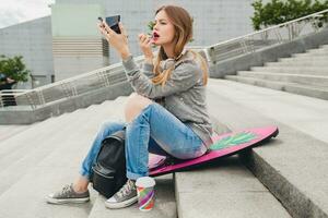 jovem hipster mulher dentro rua foto