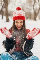 sorridente mulher tendo Diversão dentro inverno parque foto