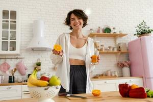 jovem bonita mulher cozinhando às lar, manhã cozinha, saudável Comida foto