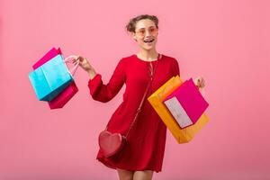 atraente feliz sorridente à moda mulher segurando compras bolsas foto