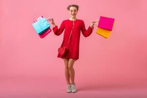 atraente feliz sorridente à moda mulher segurando compras bolsas foto