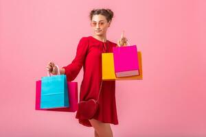 atraente feliz sorridente à moda mulher segurando compras bolsas foto