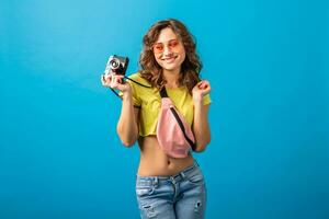 atraente sorridente feliz mulher posando com vintage foto Câmera