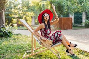 à moda mulher dentro impresso roupa, verão estilo foto