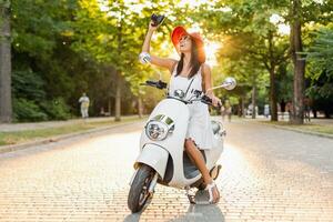 atraente mulher equitação em moto dentro rua foto