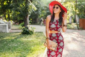 à moda mulher dentro impresso roupa, verão estilo foto