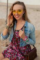 à moda mulher dentro verão vestir período de férias em de praia dentro colorida amarelo óculos de sol sorridente feliz foto