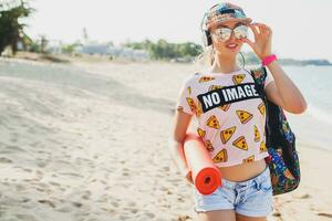 jovem lindo mulher caminhando em de praia com ioga esteira foto