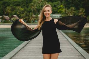 lindo atraente mulher vestido dentro romântico Preto vestir foto