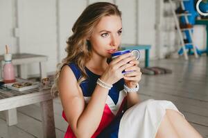 jovem à moda lindo mulher dentro cafeteria foto