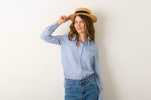 retrato do jovem bonita mulher com Palha chapéu jeans azul algodão camisa foto