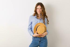 retrato do jovem bonita mulher com Palha chapéu jeans azul algodão camisa foto