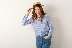 retrato do jovem bonita mulher com Palha chapéu jeans azul algodão camisa foto