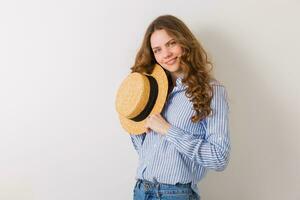 retrato do jovem bonita mulher com Palha chapéu jeans azul algodão camisa foto