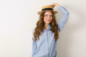 retrato do jovem bonita mulher com Palha chapéu jeans azul algodão camisa foto