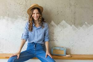 retrato do jovem bonita mulher com Palha chapéu jeans azul algodão camisa foto