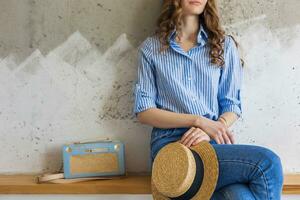 retrato do jovem bonita mulher com Palha chapéu jeans azul algodão camisa foto