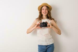 jovem bonita mulher dentro verão período de férias estilo equipamento segurando vintage foto Câmera